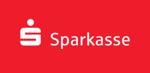 Roter Hintergrund mit einem weißen Sparkasse-Logo auf der linken Seite und dem Schriftzug „Sparkasse“ in weißer Schrift auf der rechten Seite.
