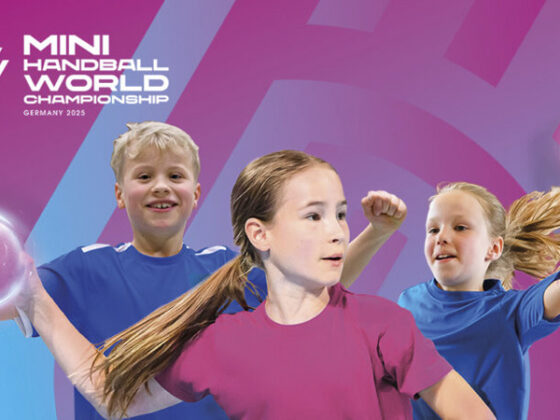 Drei Kinder in Sportkleidung spielen energisch Handball und halten leuchtende Bälle in der Hand. Oben links ist das Logo der Mini-Handball-Weltmeisterschaft Deutschland 2025 auf einem rosa und lila Hintergrund zu sehen.