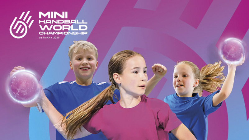 Drei Kinder in Sportkleidung spielen energisch Handball und halten leuchtende Bälle in der Hand. Oben links ist das Logo der Mini-Handball-Weltmeisterschaft Deutschland 2025 auf einem rosa und lila Hintergrund zu sehen.