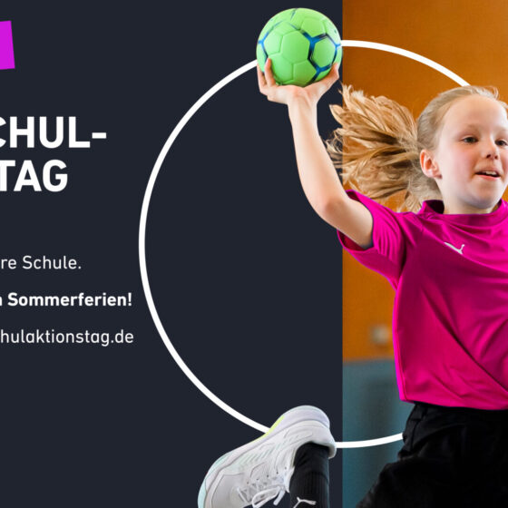 Ein lächelndes junges Mädchen in einem rosafarbenen T-Shirt springt mit einem grünen Handball in die Luft. Der Text wirbt für den Grundschulaktionstag 2025 und fordert die Grundschulen auf, sich für das Handball-Event nach den Sommerferien anzumelden.