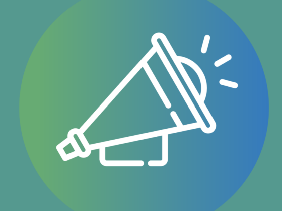 Ein weißes Megaphon-Symbol mit Tonlinien befindet sich in der Mitte eines Kreises mit grünem und blauem Farbverlauf auf einem blaugrünen Hintergrund. Unterhalb des Kreises ist der Text HVB in Schwarz mit einer roten geschwungenen Linie dargestellt.