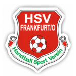 Ein rot-weißes schildförmiges Logo mit dem HSV FRANKFURT/O in fetten Buchstaben über einem Fußball, der den Handball in Brandenburg hervorhebt, und dem Handball Sport Verein in grüner Schrift auf einem weißen Banner darunter.