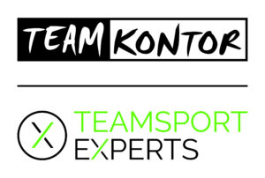 Logo mit TEAM KONTOR in fetter Handschrift, getrennt durch eine Linie über TEAMSPORT EXPERTS in grünen und schwarzen Großbuchstaben, mit einem Kreis und einem X-Symbol auf der linken Seite.