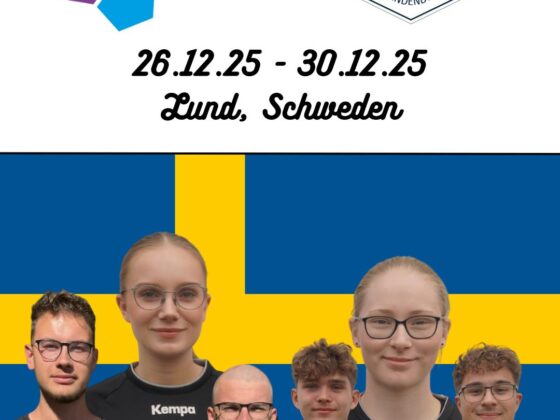 Sechs junge Sportler in schwarzen Trikots stehen vor einer schwedischen Flagge. Über ihnen sind die Logos von Lunda Spelen und HVB Handball zu sehen. In schwarzer Schrift sind die Daten der Veranstaltung (26.12.25 - 30.12.25) und der Ort Lund, Schweden angegeben.