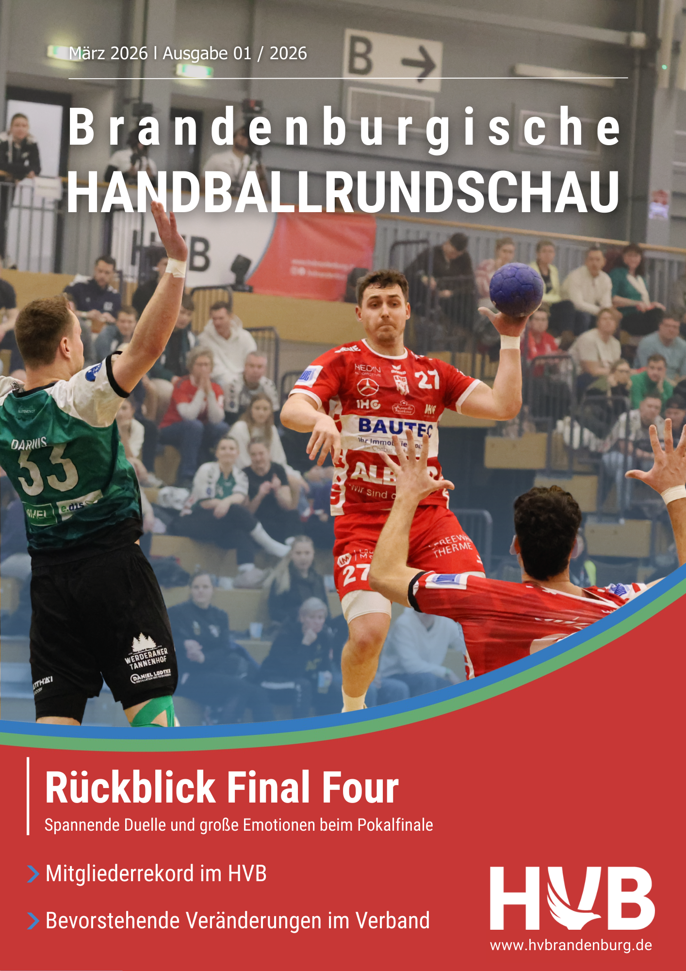 Ein Handballspieler in Rot springt zum Wurf, während zwei Verteidiger in Grün versuchen, ihn während eines Hallenspiels zu blockieren; die Zuschauer schauen von der Tribüne aus zu. Der Text wirbt für die Zeitschrift Brandenburgische Handballrundschau.