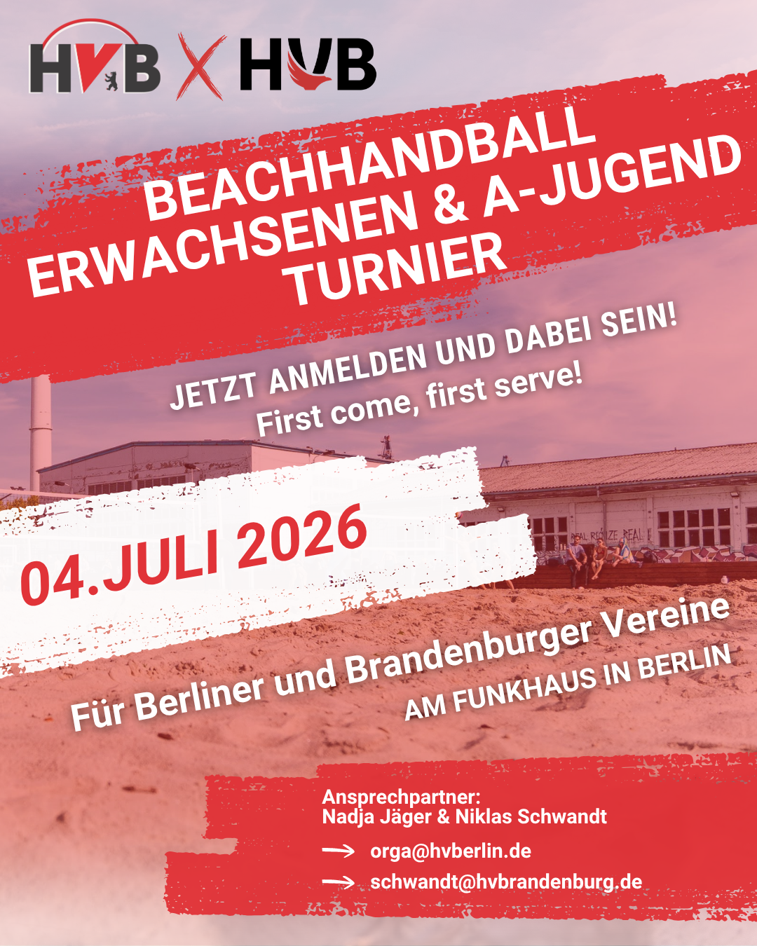 Plakat für ein Beachhandball-Turnier am 4. Juli 2026 für Erwachsene und Jugendmannschaften in Berlin, mit Kontaktinformationen und einem rot-weißen Sandhintergrund. Der Text lautet: Jetzt anmelden und dabei sein! Wer zuerst kommt, mahlt zuerst!.