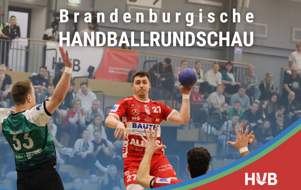 Ein Handballspieler in einem roten Trikot springt zum Wurf, während er von einem gegnerischen Spieler in einem grünen Trikot verteidigt wird. Die Zuschauer schauen von der Tribüne aus zu. Der Text lautet: Brandenburgische Handballrundschau.