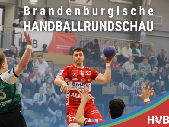 Ein Handballspieler in einem roten Trikot springt zum Wurf, während er von einem gegnerischen Spieler in einem grünen Trikot verteidigt wird. Die Zuschauer schauen von der Tribüne aus zu. Der Text lautet: Brandenburgische Handballrundschau.