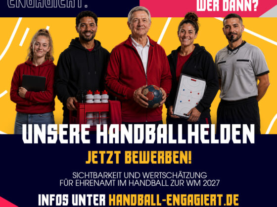 Fünf Personen unterschiedlichen Alters und Geschlechts stehen zusammen und halten Handbälle. Der Text wirbt für die Freiwilligenarbeit im Handball mit dem Slogan Unsere Handballhelden - Jetzt bewerben! und einer Website für weitere Informationen.