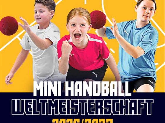 Plakat für die Mini-Handball-Weltmeisterschaft 2026/2027 in Deutschland mit drei begeisterten Kindern, die Handball spielen, leuchtenden gelben und blauen Farben und einem fetten Text, der den Geist von Handball Brandenburg feiert.