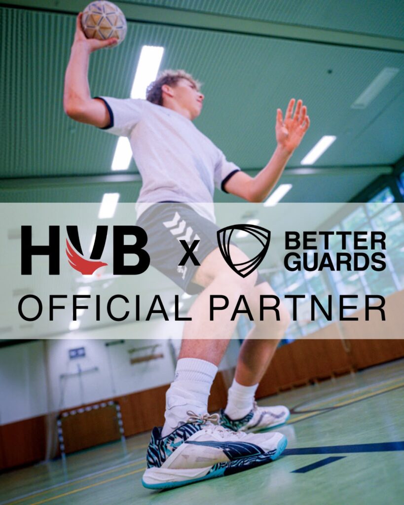 Ein Basketballspieler bereitet sich auf einem Hallenplatz auf den Wurf vor und unterstreicht damit die Bedeutung des Nachwuchsleistungssports. Das Bild zeigt die Logos von HVB und Better Guards mit dem Text OFFICIAL PARTNER, der in der Mitte eingeblendet ist.