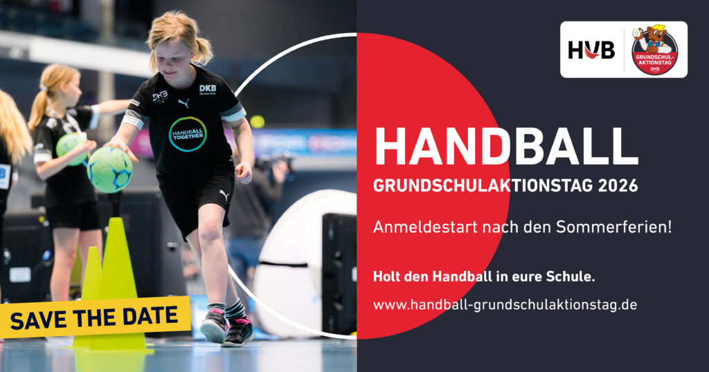 Ein junges Mädchen in Sportkleidung läuft mit einem Handball in der Hand durch eine Turnhalle und hebt den Nachwuchsleistungssport hervor. Das Bild wirbt für den Handball-Grundschulaktionstag 2026, mit Veranstaltungs- und Anmeldedaten auf Deutsch und einem "Save the Date"-Banner.