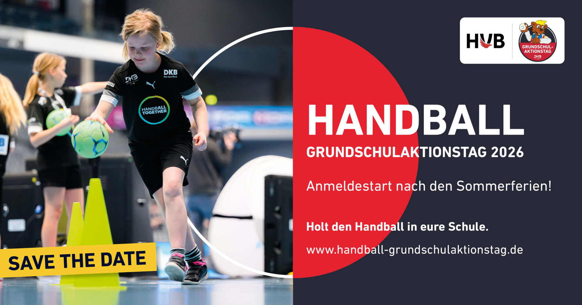 Ein junges Mädchen in Sportkleidung läuft mit einem Handball in der Hand durch eine Turnhalle und hebt den Nachwuchsleistungssport hervor. Das Bild wirbt für den Handball-Grundschulaktionstag 2026, mit Veranstaltungs- und Anmeldedaten auf Deutsch und einem "Save the Date"-Banner.