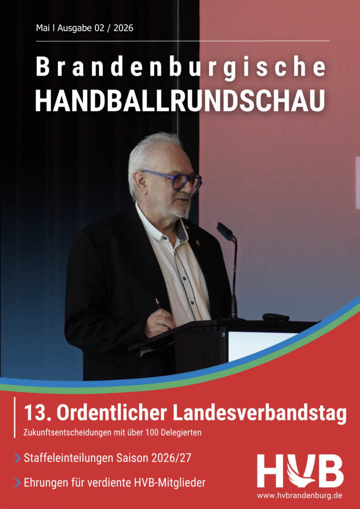 Ein älterer Mann mit weißem Haar und Brille spricht an einem Rednerpult mit Mikrofon. Hinter ihm befindet sich eine Leinwand. Im unteren Bildbereich sind Veranstaltungsdetails auf Deutsch zum 13. HVB-Landesverbandstag zu sehen, bei dem der Handballsport in Brandenburg gefeiert wird.