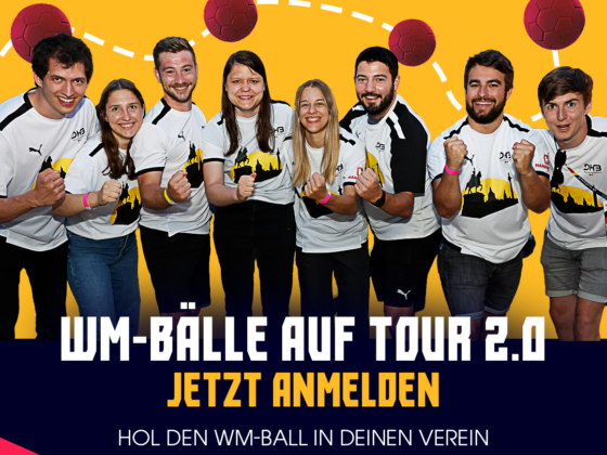 Eine Gruppe von acht lächelnden Menschen in Sporttrikots steht nebeneinander, jeder hält einen Handball. Text: WM-Bälle auf Tour 2.0 - Jetzt anmelden. Nachwuchsleistungssport im Fokus: Hol den WM-Ball in deinen Verein. Mit Logos und bunten grafischen Elementen.