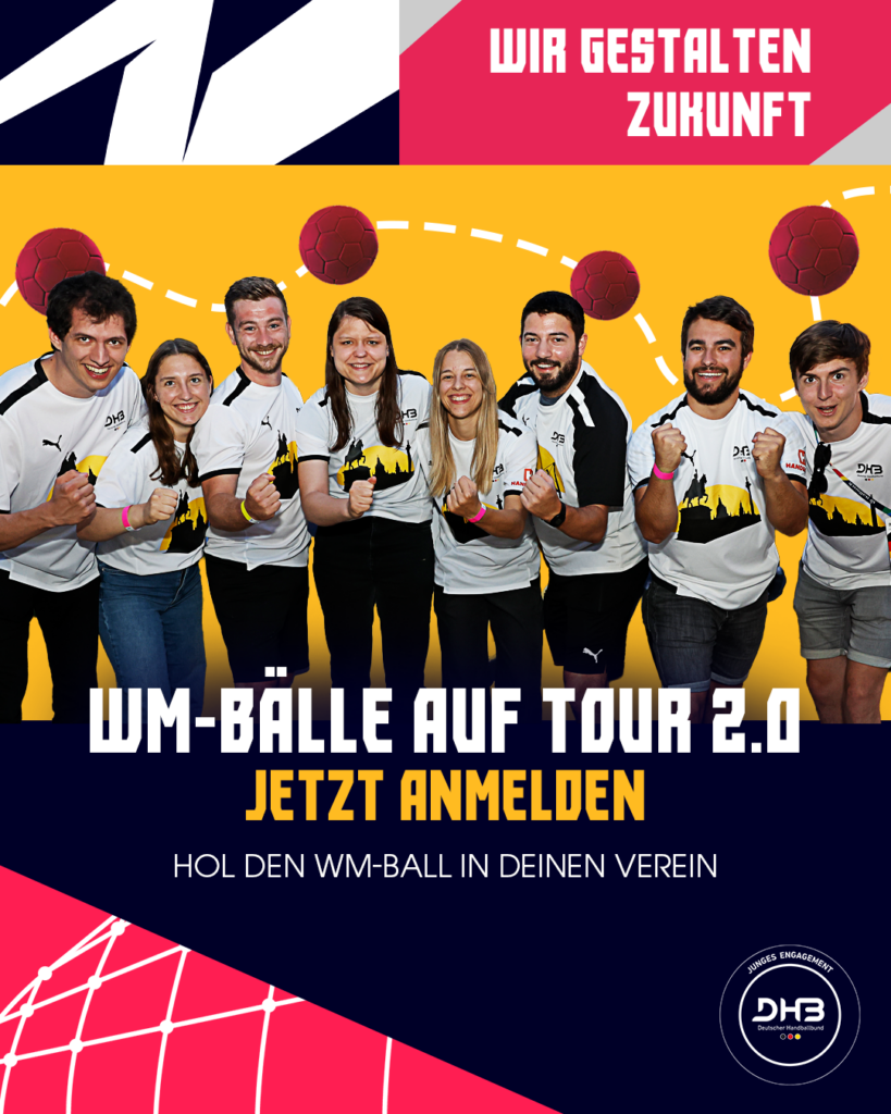 Eine Gruppe von acht lächelnden Menschen in Sporttrikots steht nebeneinander, jeder hält einen Handball. Text: WM-Bälle auf Tour 2.0 - Jetzt anmelden. Nachwuchsleistungssport im Fokus: Hol den WM-Ball in deinen Verein. Mit Logos und bunten grafischen Elementen.