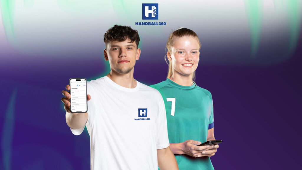 Ein junger Mann in einem weißen Handball360-Shirt hält ein Smartphone in Richtung Kamera, während eine junge Frau in einem grünen Sporttrikot mit der Nummer 7 – beide begeisterte Anhänger des Nachwuchsleistungssports – lächelnd neben ihm steht und ihr Handy in der Hand hält, vor einem violett-grünen Hintergrund.