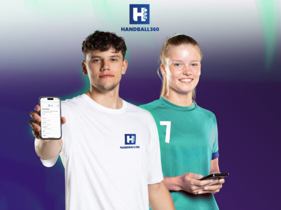 Ein junger Mann in einem weißen Handball360-Shirt hält ein Smartphone in Richtung Kamera, während eine junge Frau in einem grünen Sporttrikot mit der Nummer 7 – beide begeisterte Anhänger des Nachwuchsleistungssports – lächelnd neben ihm steht und ihr Handy in der Hand hält, vor einem violett-grünen Hintergrund.