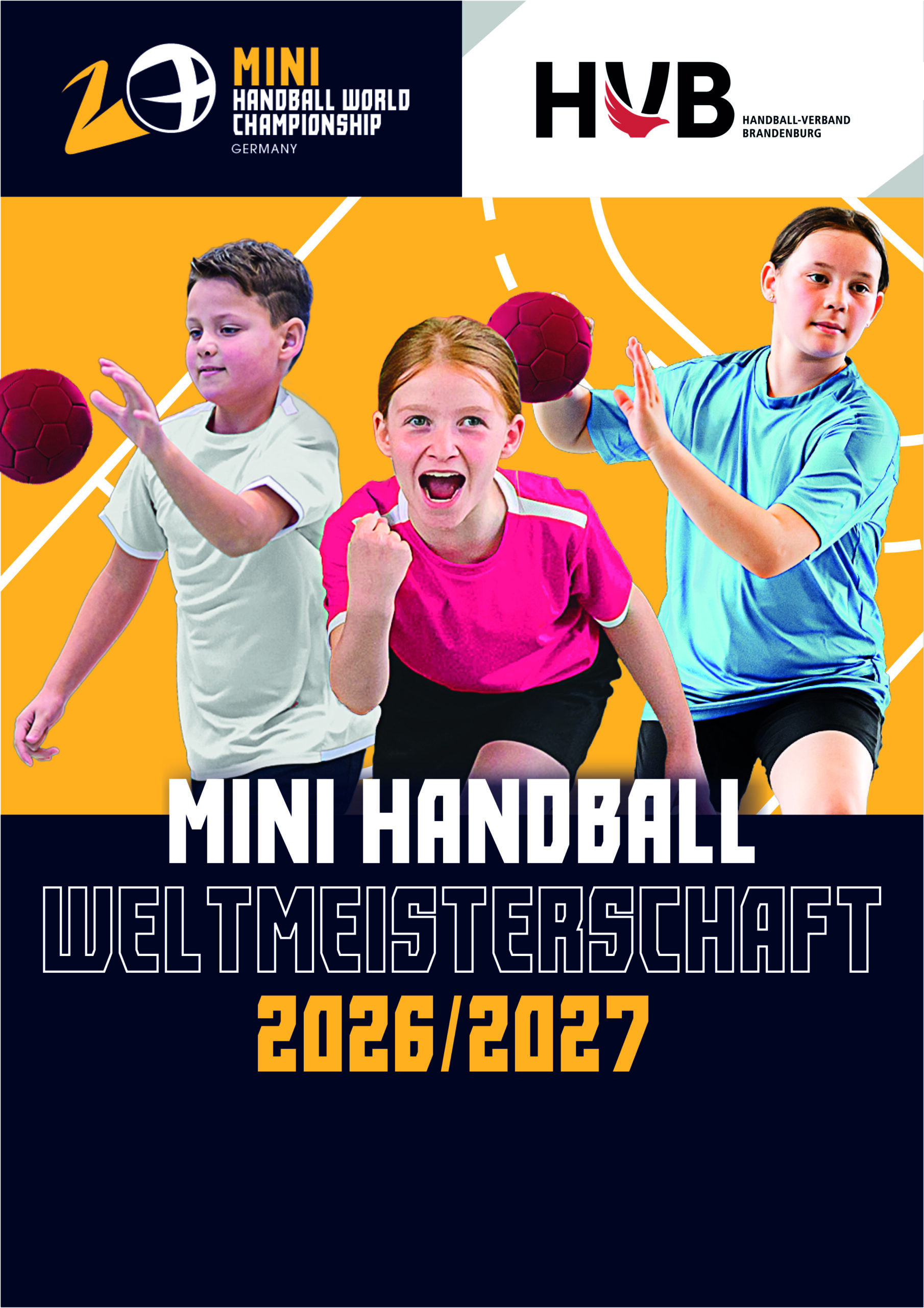 Drei Kinder in Sportbekleidung spielen vor dem Hintergrund eines stilisierten Spielfelds Handball. Das Plakat wirbt für die Mini-Handball-Weltmeisterschaft 2026/2027 und zeigt das Logo von Handball Brandenburg sowie die offiziellen Veranstaltungslogos.