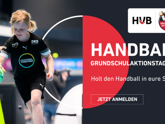 Ein junges Mädchen in Sportkleidung spielt in der Halle Handball – eingefangen im Stil von nuLiga. Der Text wirbt für den Handball-Grundschulaktionstag 2026 und fordert Schulen dazu auf, sich über nuLiga anzumelden. Auf einer Schaltfläche steht „JETZT ANMELDEN“. Links und oben rechts sind Logos zu sehen.
