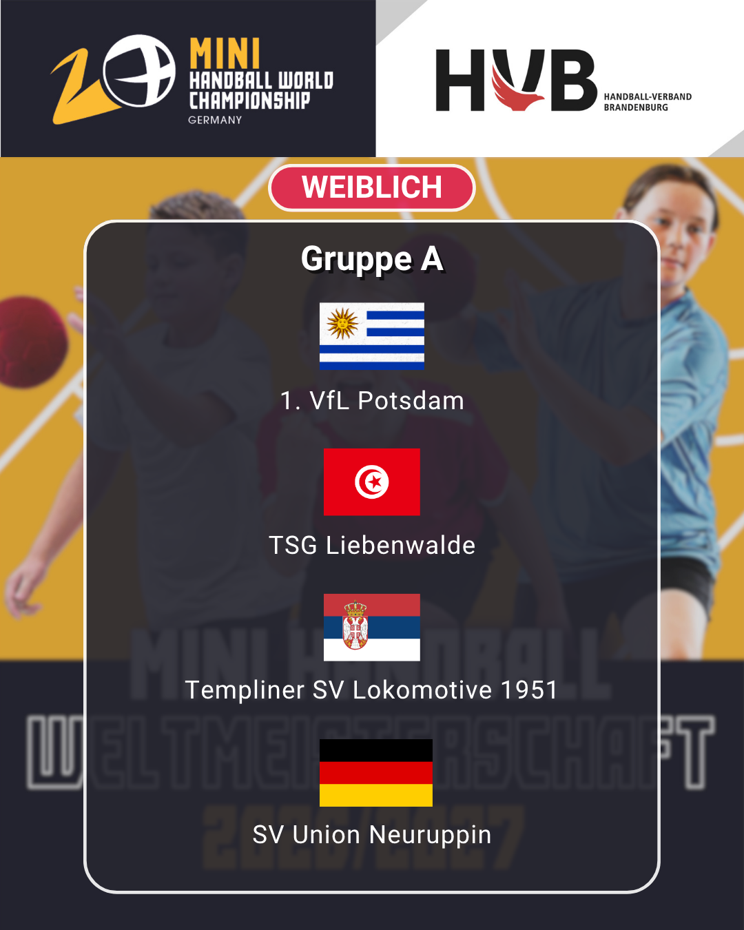 Gruppe A, Mini-Handball-Weltmeisterschaft in Deutschland. Mannschaften: 1. VfL Potsdam, TSG Liebenwalde, Templiner SV Lokomotive 1951, SV Union Neuruppin. Rotes WEIBLICH-Label. Der Hintergrund zeigt Kinder, die begeistert Handball spielen – eine perfekte Hommage an den Nachwuchsleistungssport und den Geist des Jugendwettkampfs.