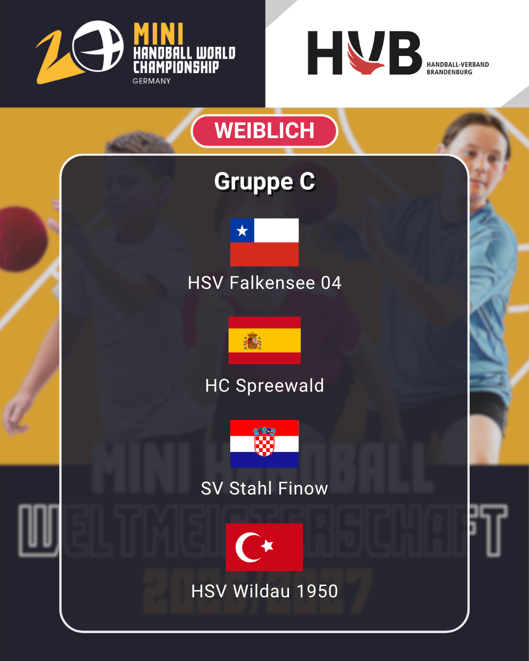 Eine Grafik zur Mini-Handball-Weltmeisterschaft zeigt die Gruppe C, Frauen: HSV Falkensee 04, HC Spreewald, SV Stahl Finow, HSV Wildau 1950. Der verblasste Hintergrund mit spielenden Kindern fängt den Geist des Nachwuchsleistungssports und des Jugendwettbewerbs ein.