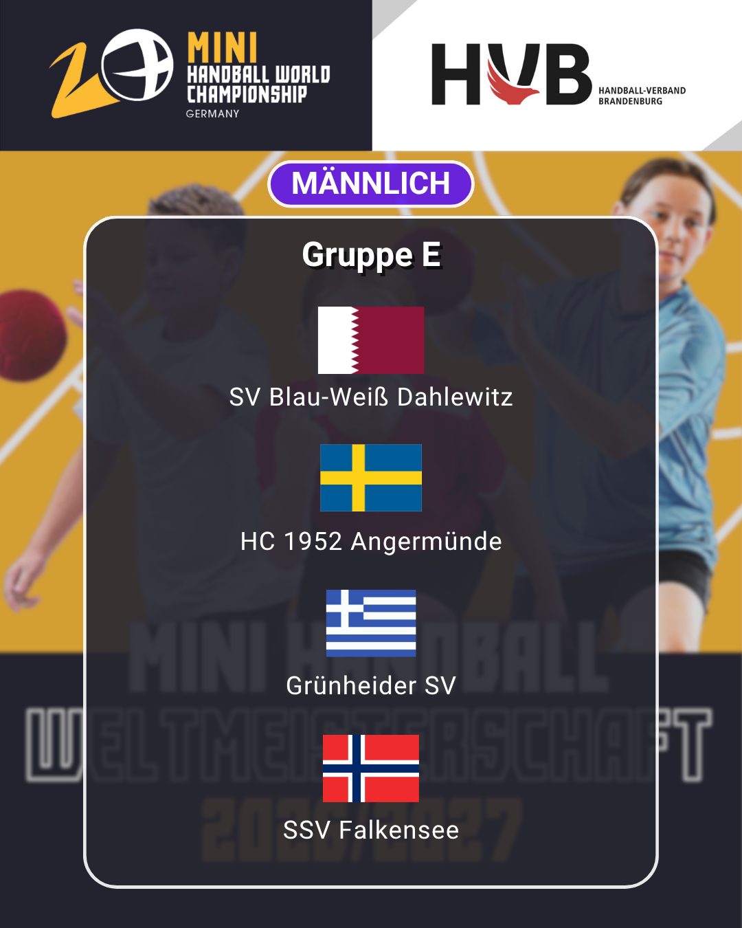 Im Hintergrund spielen drei Jungen Handball und zeigen dabei ihre Begeisterung für den Nachwuchsleistungssport. Im Vordergrund sind in einer Grafik die vier Mannschaften der Gruppe E mit deutschen und norwegischen Flaggen für die Mini-Handball-Weltmeisterschaft in Deutschland aufgeführt.