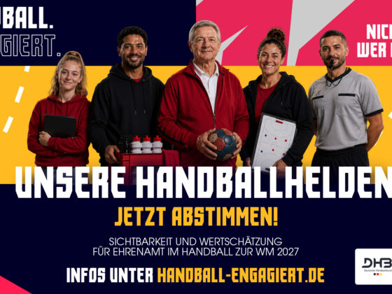Fünf Personen stehen lächelnd mit Handballausrüstung da; ein fettgedruckter Text ruft dazu auf, für die Handballhelden der Weltmeisterschaft 2027 abzustimmen. Die Website handball-engagiert.de und die Logos der Organisation sind zu sehen. Der Hintergrund ist mit leuchtenden, farbenfrohen Akzenten gestaltet.