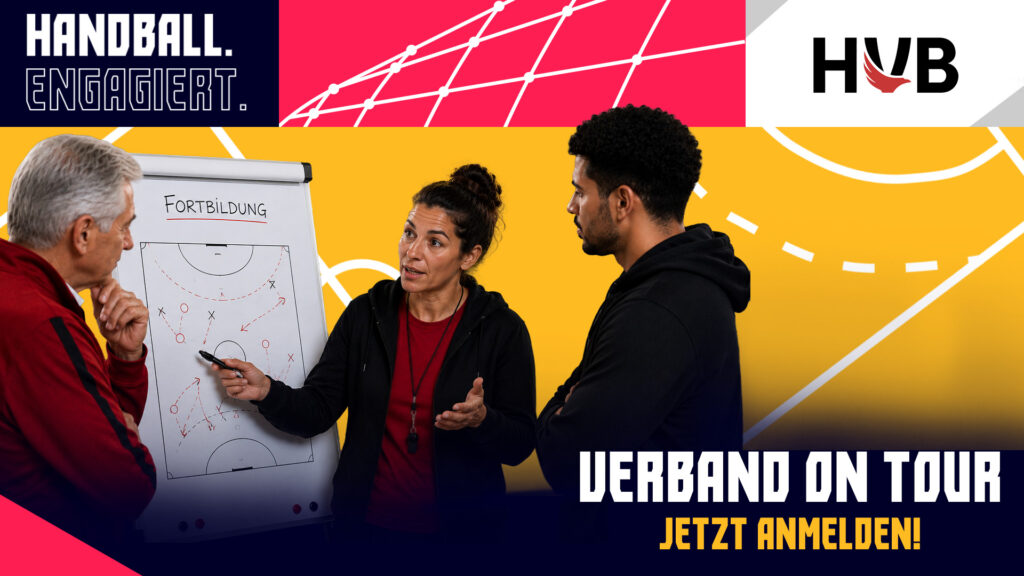 Drei Personen besprechen Handballtaktiken vor einem Whiteboard mit Spielschemata. Das Bild unterstreicht die Fachkompetenz von Handball Brandenburg und wirbt für das Handballtraining „Verband on Tour“ mit dem Aufruf „Jetzt anmelden!“.