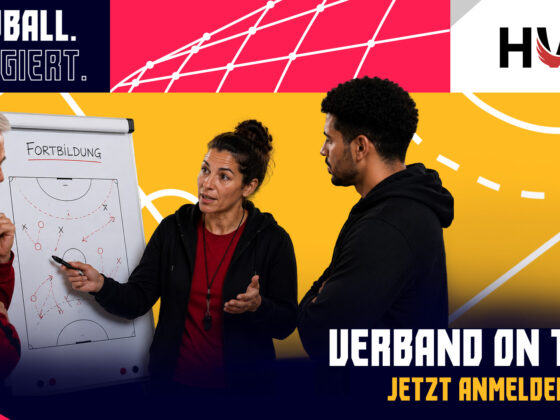 Drei Personen besprechen Handballtaktiken vor einem Whiteboard mit Spielschemata. Das Bild unterstreicht die Fachkompetenz von Handball Brandenburg und wirbt für das Handballtraining „Verband on Tour“ mit dem Aufruf „Jetzt anmelden!“.