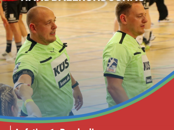 Zwei Handballschiedsrichter in grünen Trikots stehen auf dem Spielfeld und geben mit den Armen Zeichen. Im Hintergrund schauen Zuschauer zu. Dieses Bild unterstreicht die Bedeutung des Nachwuchsleistungssports und ziert das Titelblatt der Zeitschrift „Brandenburgische Handballrundschau“, Ausgabe September 2026.