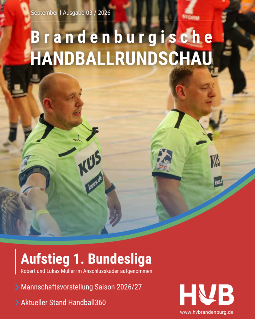 Zwei Handballschiedsrichter in grünen Trikots stehen auf dem Spielfeld und geben mit den Armen Zeichen. Im Hintergrund schauen Zuschauer zu. Dieses Bild unterstreicht die Bedeutung des Nachwuchsleistungssports und ziert das Titelblatt der Zeitschrift „Brandenburgische Handballrundschau“, Ausgabe September 2026.