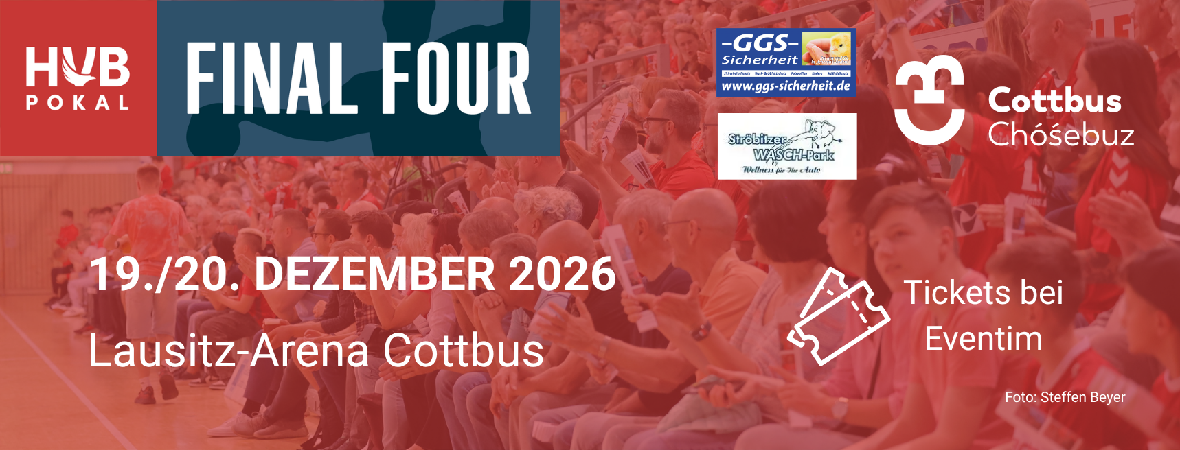 Banner für das HVB-Pokal-Final-Four vom 19. bis 20. Dezember 2026 in der Lausitz-Arena Cottbus. Feiern Sie den Handball in Brandenburg, während das Publikum die Tribünen in roten Trikots füllt. Logos, Ticketinformationen und Sponsoren sind abgebildet.